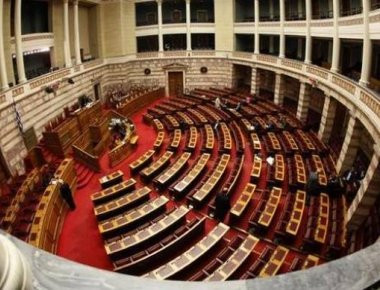 Κατατέθηκε στη Βουλή τροπολογία που μειώνουν την ιδιωτική χρηματοδότηση κομμάτων